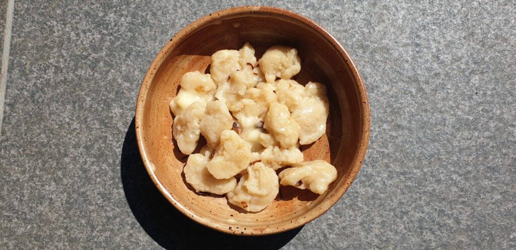 Gnocchi malfatti di acqua e farina con taleggio e cipolla