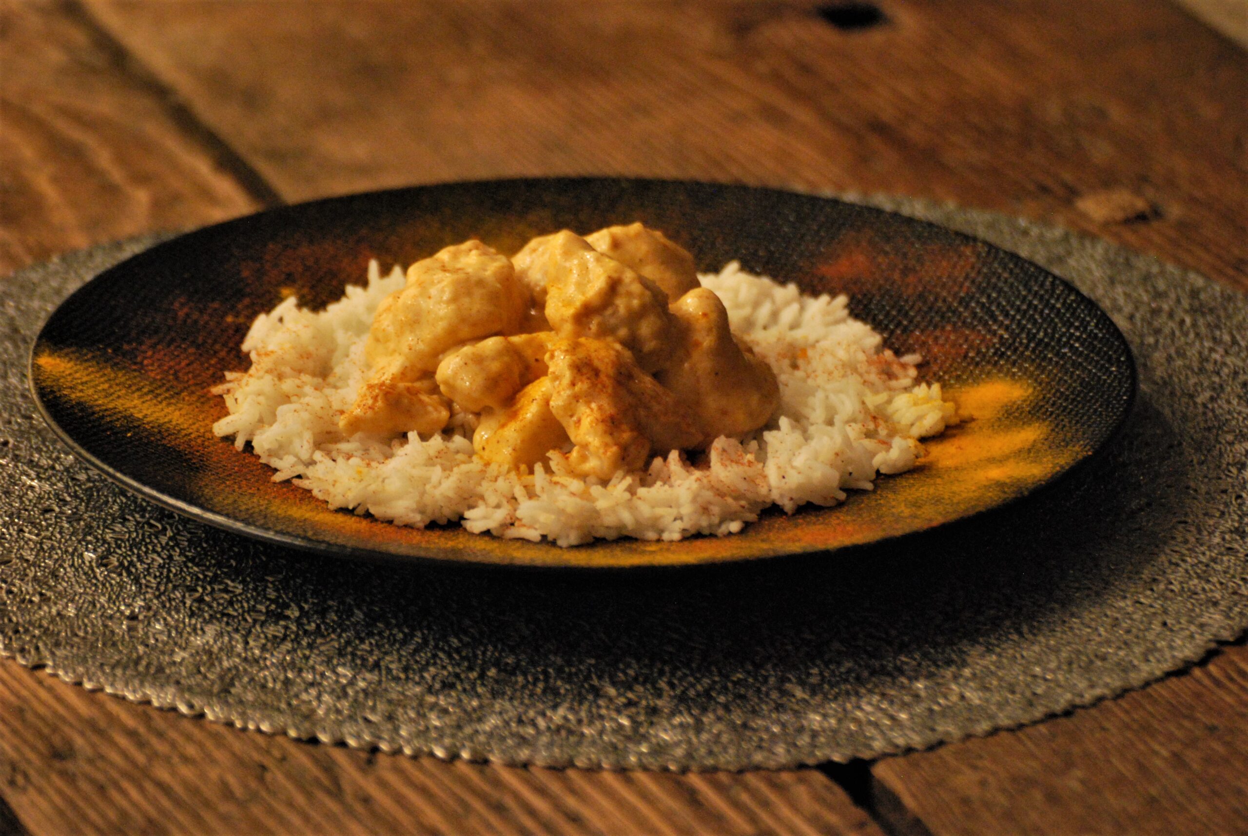 Pollo alla panna con paprika e curcuma: ricetta cremosa e speziata