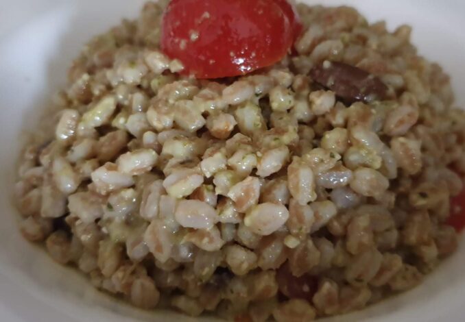 Primi-Insalata di farro al pesto, pomodorini e olive taggiasche