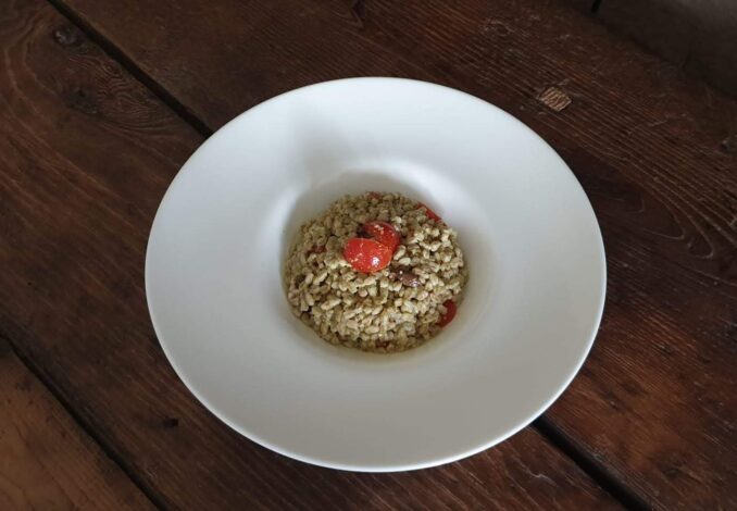Primi-Insalata di farro al pesto, pomodorini e olive taggiasche