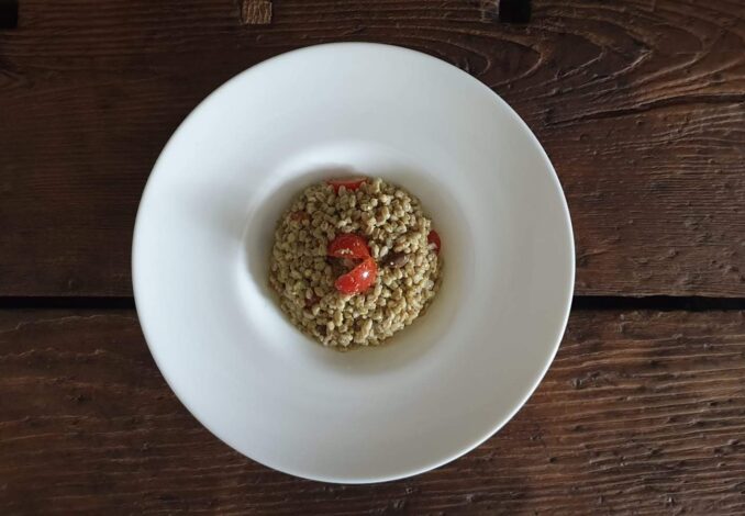 Primi-Insalata di farro al pesto, pomodorini e olive taggiasche