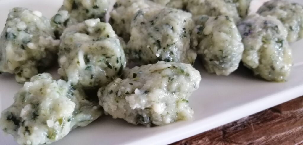 Ricetta di gnocchi con patate e coste fatti in casa