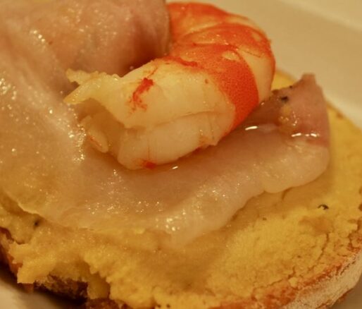Foto per ricetta di antipasti crostini di mousse di ceci con gamberi e lardo di colonnata.
