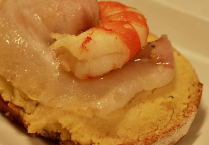 ANTIPASTI-CROSTINI CON MOUSSE DI CECI, MAZZANCOLLE E LARDO DI COLONNATA