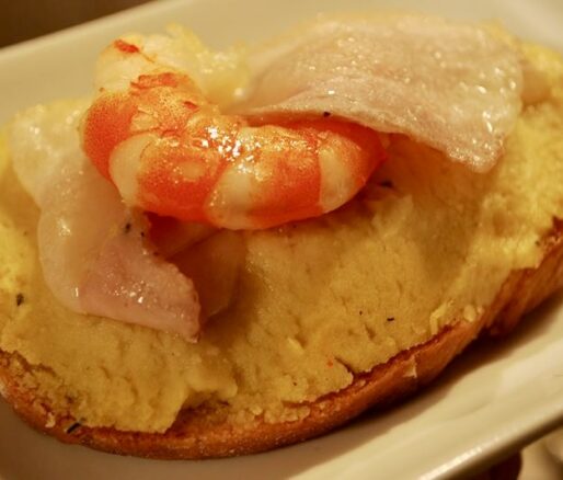 Foto per ricetta di antipasti crostini di mousse di ceci con gamberi e lardo di colonnata.