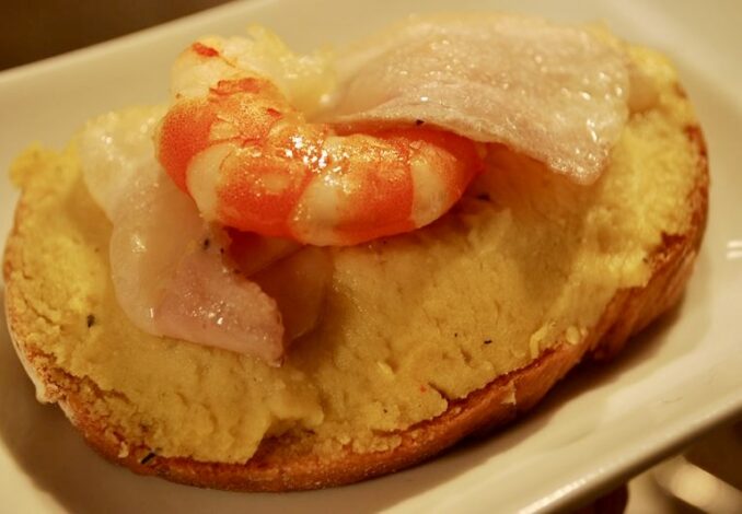 ANTIPASTI-CROSTINI CON MOUSSE DI CECI, MAZZANCOLLE E LARDO DI COLONNATA