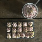 Foto ricetta di crostini finger food con mousse di mortadella e granella di pistacchi