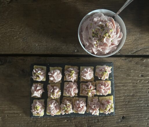 Foto ricetta di crostini finger food con mousse di mortadella e granella di pistacchi