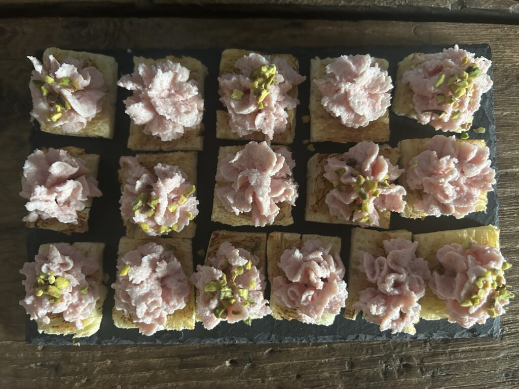 Foto ricetta di crostini finger food con mousse di mortadella e granella di pistacchi
