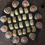 Foto di ricetta finger food per antipasti, rustici ai würstel spinaci ricotta con semi di sesamo e papavero