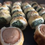 Foto di ricetta finger food per antipasti, rustici ai würstel spinaci ricotta con semi di sesamo e papavero