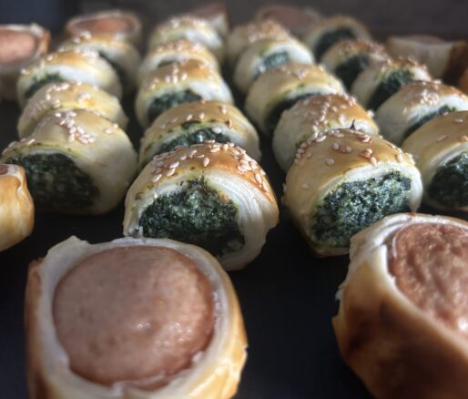 Foto di ricetta finger food per antipasti, rustici ai würstel spinaci ricotta con semi di sesamo e papavero