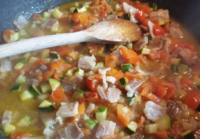 Foto ricetta pasta con pancetta e verdure (pomodorini e zucchine)