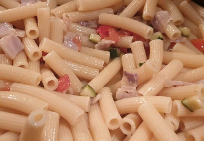 Foto ricetta pasta con pancetta e verdure (pomodorini e zucchine)