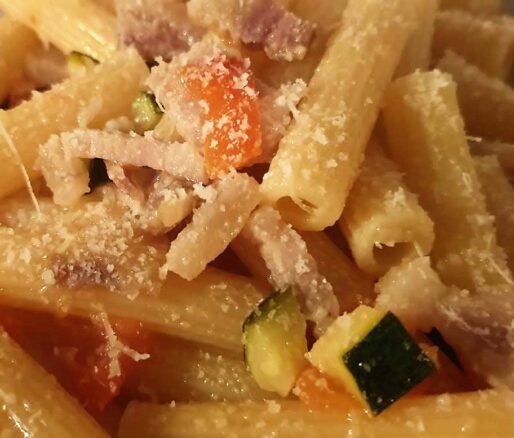 Foto ricetta pasta con pancetta e verdure (pomodorini e zucchine)