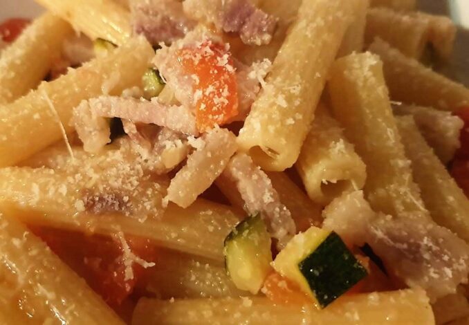 Foto ricetta pasta con pancetta e verdure (pomodorini e zucchine)