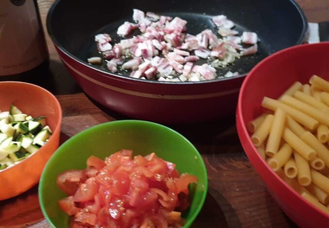 Foto ricetta pasta con pancetta e verdure (pomodorini e zucchine)