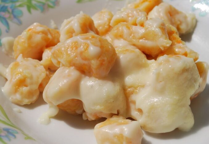 Gnocchi di carote e patate fatti in casa, passati al forno con besciamella e parmigiano reggiano