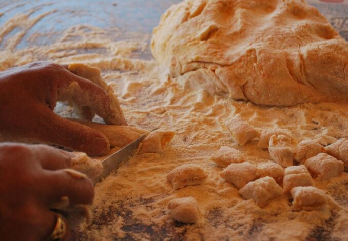 Gnocchi di carote e patate fatti in casa, passati al forno con besciamella e parmigiano reggiano